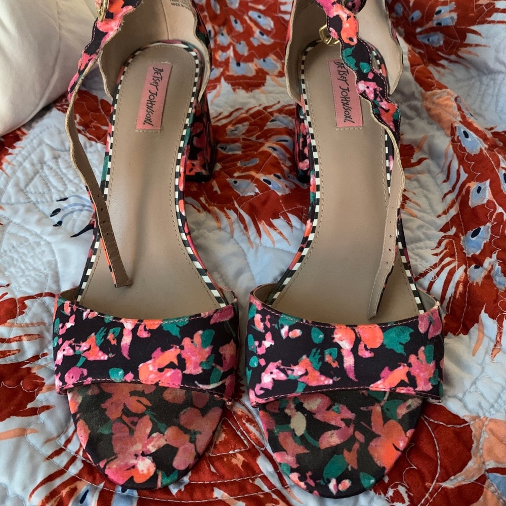 Ankle strap block heeled sandals